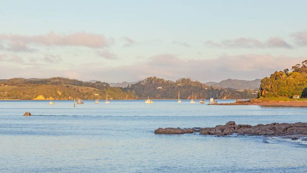 Blick auf die Bucht der Inseln von Paihia aus, dem wichtigsten Touristenort im hohen Norden der Nordinsel Neuseelands. - Foto, Bild