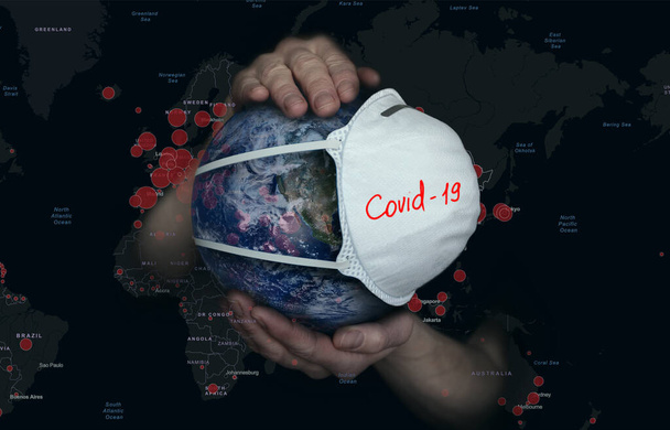 As mãos femininas seguram a Terra com uma máscara protetora médica no fundo de um mapa com focos de infecção durante a epidemia Covid19. Conceito
 - Foto, Imagem