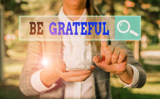 Scrivere a mano il testo Essere grati. Concetto significato sensazione o mostrare un apprezzamento per qualcosa ricevuto
. - Foto, immagini