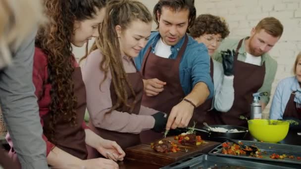 Movimento lento de amigos alegres preparando comida na aula de culinária batendo palmas
 - Filmagem, Vídeo
