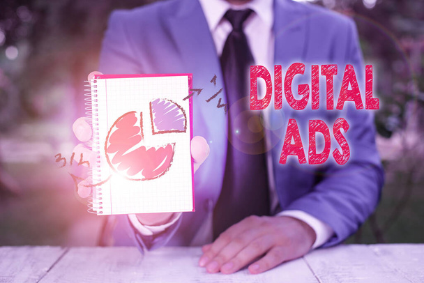 Tekst pisma cyfrowego Reklamy. Koncepcja oznacza korzystanie z Internetu do dostarczania promocyjnych komunikatów marketingowych. - Zdjęcie, obraz