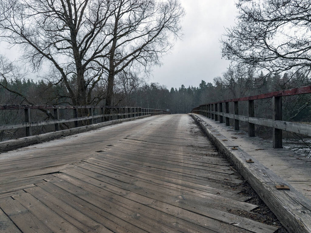 bridge, wooden plank floor, close-up view, blurred background - Foto, afbeelding