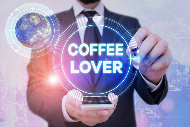 Handschrift tekst Koffie Minnaar. Concept betekent een demonstrant die houdt van of een voorliefde heeft voor het drinken van koffie Elementen van dit beeld geleverd door NASA. - Foto, afbeelding