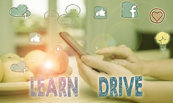 Konceptualne pismo ręczne pokazujące Learn Drive. Pokazywanie zdjęć biznesowych w celu zdobycia wiedzy lub umiejętności w prowadzeniu pojazdu silnikowego. - Zdjęcie, obraz
