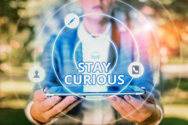 Koncepcionális kézírás, ami a Stay Curious-t mutatja. Üzleti fotó bemutatja a figyelmet, mert megmagyarázhatatlan vagy nagyon szokatlan. - Fotó, kép