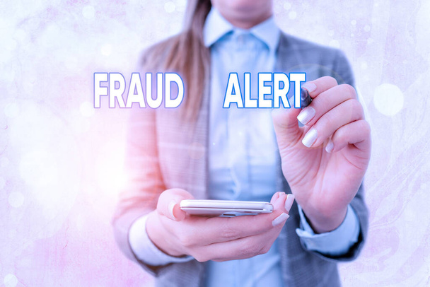 Tekstbord met Fraude Alert. Conceptuele foto security alert geplaatst op credit card account voor gestolen identiteit. - Foto, afbeelding