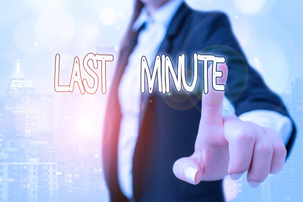 Escribiendo nota mostrando Last Minute. Exhibición de fotos de negocios hecha o ocurriendo a más tardar antes de un evento
. - Foto, Imagen