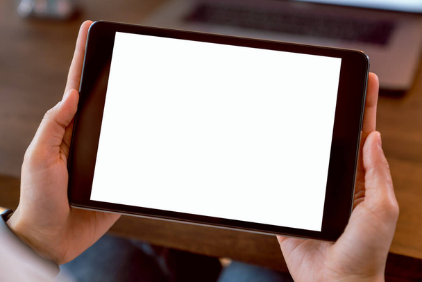 Mulher segurando tablet digital maquete de tela em branco e computador no escritório da mesa. Pegue sua tela para colocar em publicidade
. - Foto, Imagem
