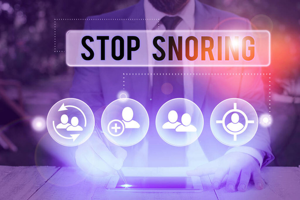 Написание почерка Stop Snoring. Концепция означает шумное дыхание во время сна из-за вибрирующих тканей дыхательных путей
. - Фото, изображение