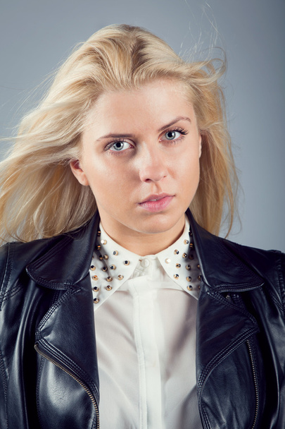 Beautiful blond woman in leather jacket - Фото, зображення