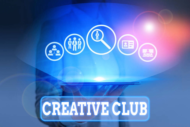Schreibnotiz mit kreativem Klub. Business-Foto, das eine Organisation zeigt, die Interesse an kreativen Ideen simuliert. - Foto, Bild