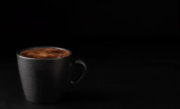 Une tasse d'espresso avec mousse. Fond en pierre noire. Espace de copie pour le texte. Gros plan, faible profondeur de champ. Matin d'attente pour le café
. - Photo, image