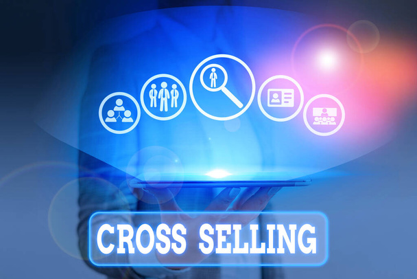 Piszę notatkę z Cross Selling. Prezentacja zdjęć biznesowych w celu sprzedaży produktów uzupełniających istniejącemu klientowi. - Zdjęcie, obraz