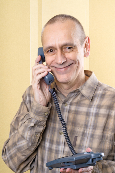 Hombre feliz en el teléfono
 - Foto, imagen