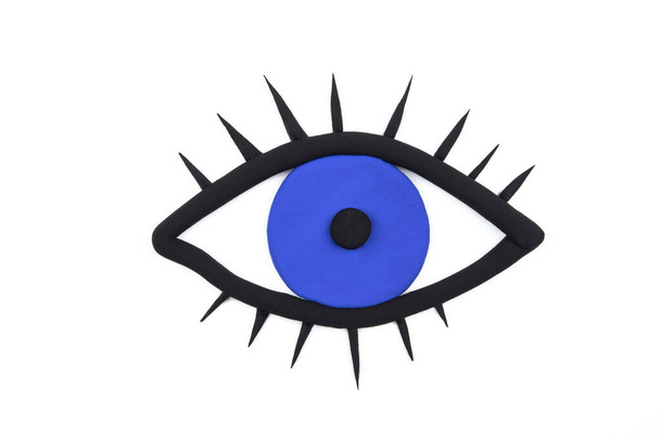 Большой голубой глаз с ресницами на белом фоне. Офтальмология, здоровье глаз и концепция ухода. Плоский макет, макет. См. символ смысла, концепция часов
. - Фото, изображение