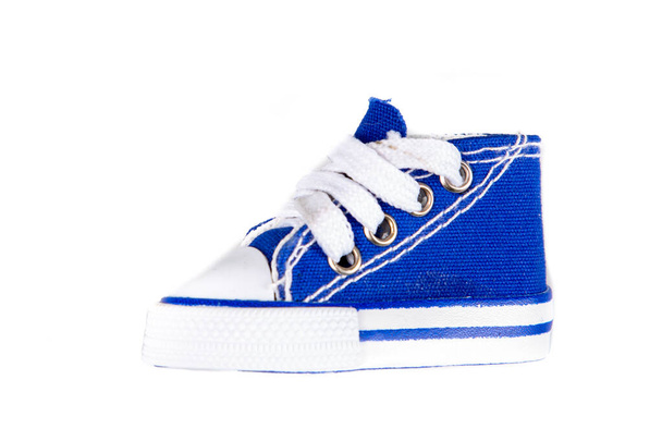 Cipők mini baba kék sport cipő oldalnézetben - Fotó, kép