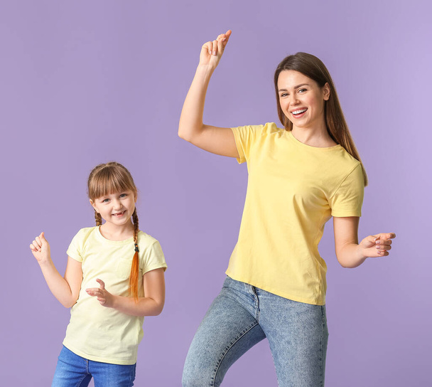 Boldog anya és kislánya táncol színben háttér - Fotó, kép
