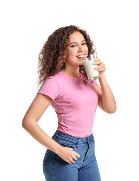 Beyaz arka planda sütü olan genç bir Afro-Amerikalı kadın. - Fotoğraf, Görsel
