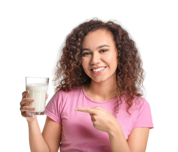 Junge afroamerikanische Frau mit Milch auf weißem Hintergrund - Foto, Bild