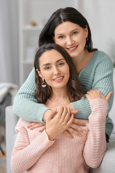 Aikuinen tytär äitinsä kanssa viettää aikaa yhdessä kotona
 - Valokuva, kuva