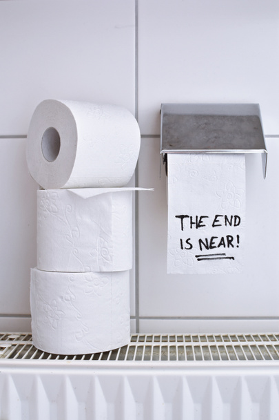 "Stop gromadzenie papieru toaletowego "jest na rolce papieru toaletowego - koncepcja przechowywania papieru toaletowego na kryzys korony - Zdjęcie, obraz
