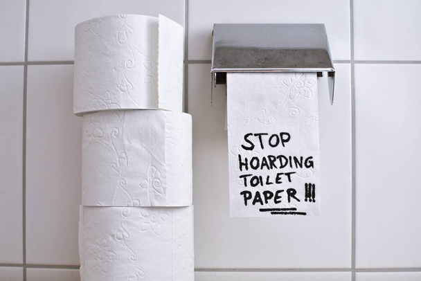 "Smettere di accumulare carta igienica "è su un rotolo di carta igienica - concetto per accumulare carta igienica sulla crisi corona
 - Foto, immagini