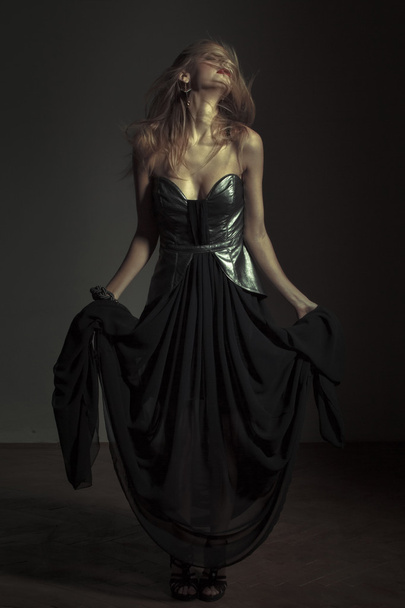 Сексуальная эмоциональная женщина позирует в вечернем платье
 - Фото, изображение