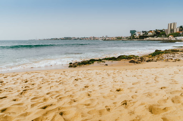 παραλία από τον Ατλαντικό Ωκεανό τα χαράματα στο cascais, Πορτογαλία. - Φωτογραφία, εικόνα