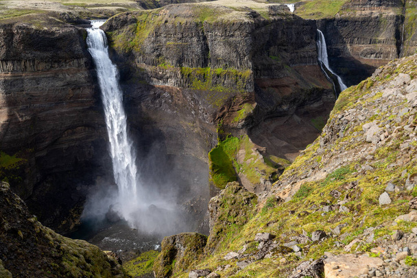 Blick auf die Landschaft des Haifoss-Wasserfalls in Island.  - Foto, Bild