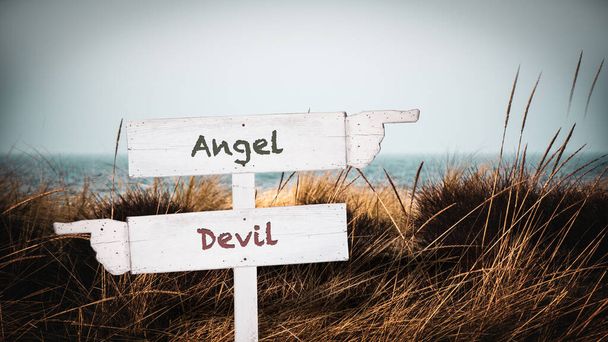 Ulice podepsat směr Angel versus ďábel - Fotografie, Obrázek