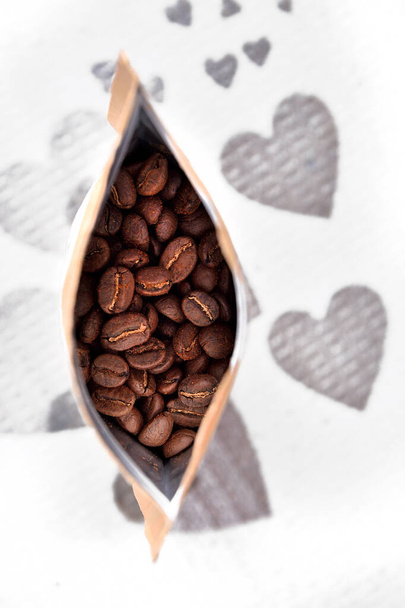 Yukarıdan kahve torbası. Kalpli beyaz arkaplan - Fotoğraf, Görsel