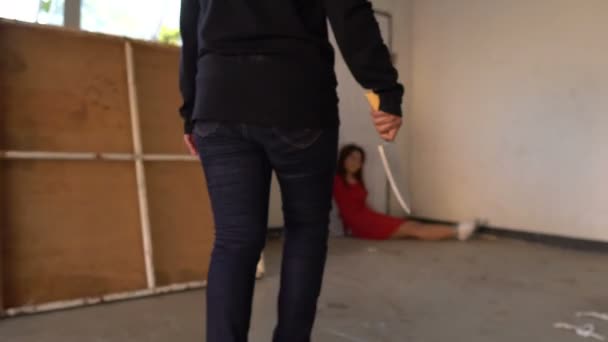 kobieta porywacz trzyma nóż i grozić Azji zakładnik kobieta ograniczona liną  - Materiał filmowy, wideo