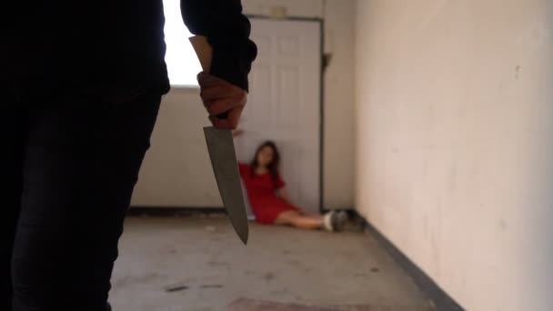 női emberrabló kést tart és megfenyegeti az ázsiai túszt kötéllel szegélyezve  - Felvétel, videó
