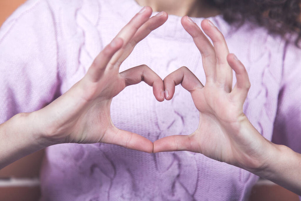 femme heureuse main dans le coeur signe
 - Photo, image