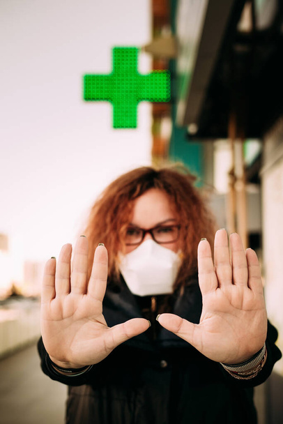 femme floue reste près de la pharmacie dans les masques médicaux en pensant où trouver la médecine
 - Photo, image