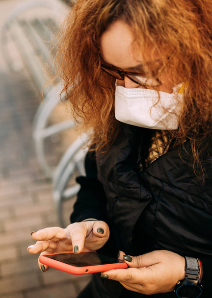 mulher desfocada está hospedado perto da farmácia em máscaras médicas pensando onde encontrar remédio
 - Foto, Imagem