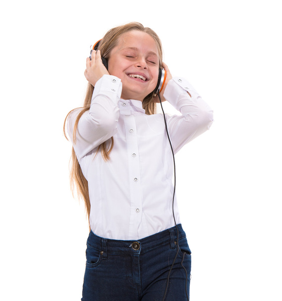 κοριτσάκι σε ακουστικά ακούγοντας μουσική - Φωτογραφία, εικόνα
