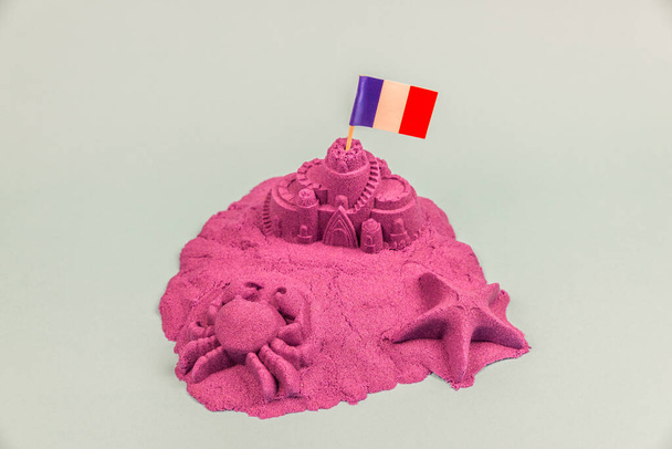 Ostrov s vlajkou Francie na písečném hradě - Fotografie, Obrázek