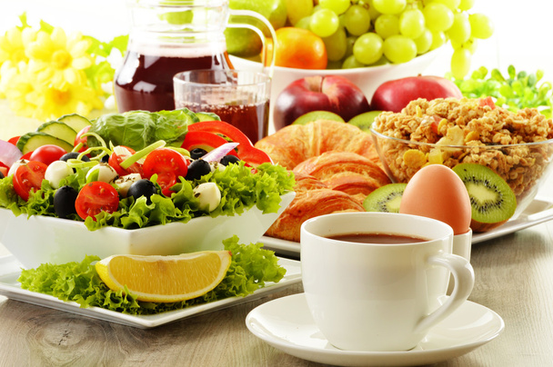Petit déjeuner avec café, jus de fruits, croissant, salade, muesli et oeuf
 - Photo, image