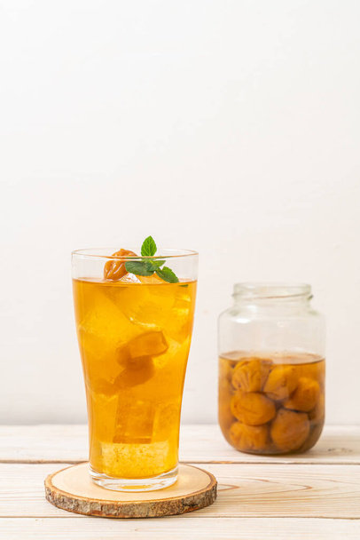 Chinese plum juice with ice and mint - Foto, immagini