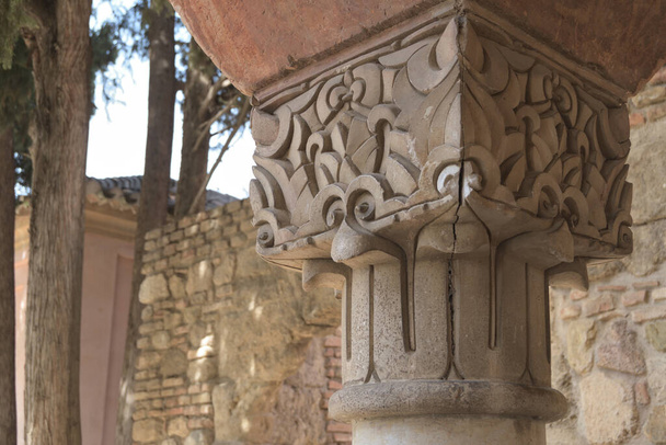 Chapiter column with ornaments in Nasrid palace of Alcazaba, Malaga, Spain - Fotoğraf, Görsel