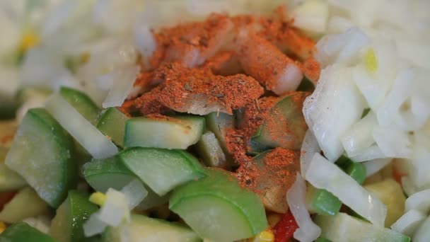 pescado crudo con verduras y especias - Imágenes, Vídeo