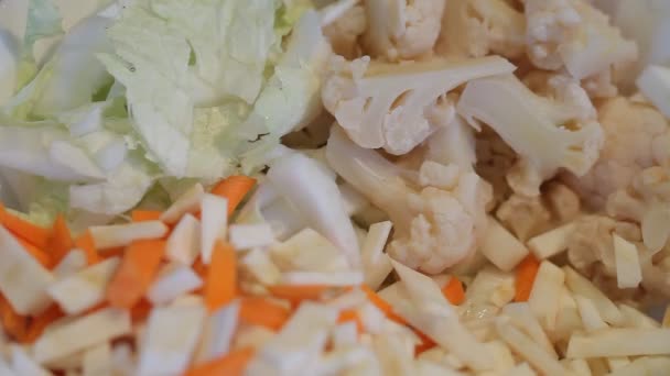 ωμό ψάρι με λαχανικά και μπαχαρικά - Πλάνα, βίντεο