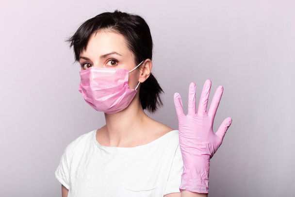 girl in a white t-shirt, pink mask and gloves - Foto, immagini