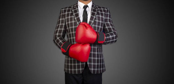 Geschäftsmann mit Boxhandschuhen und Anzug bereit für Herausforderungen. - Foto, Bild