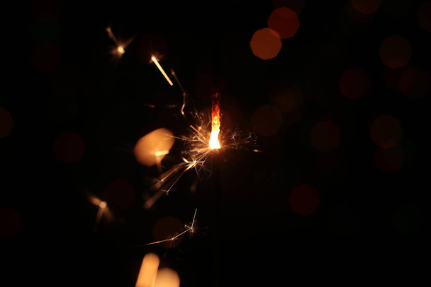 ünnepi égő csillagszóró makró fénykép - Fotó, kép