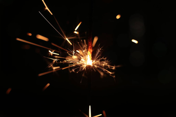 εορταστική καύση σπινθηροβόλο φωτογραφία - Φωτογραφία, εικόνα