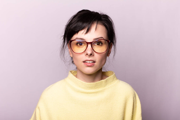 piękna dziewczyna w żółtych okularach sweter  - Zdjęcie, obraz