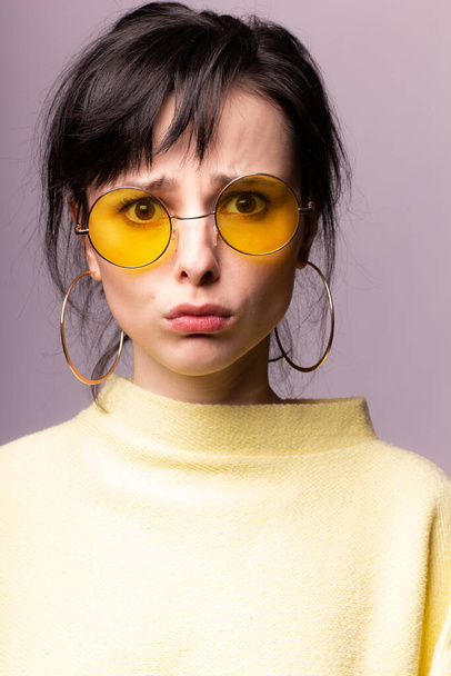 beautiful girl in yellow glasses and a yellow sweater - Foto, immagini