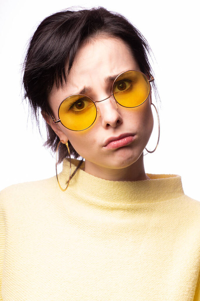 piękna dziewczyna w żółtych okularach i żółty sweter - Zdjęcie, obraz